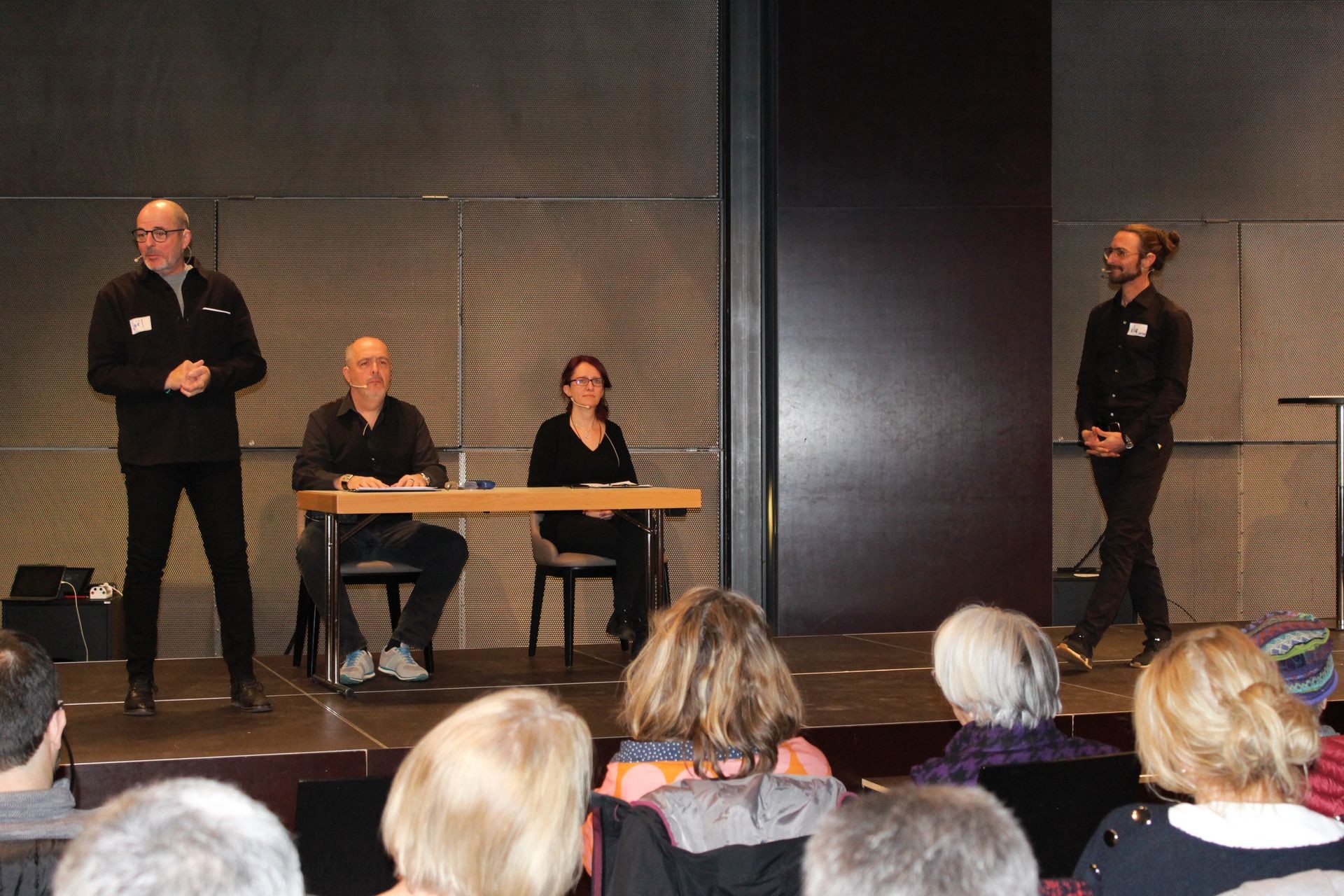 Scène de théâtre forum avec quatre comédiens