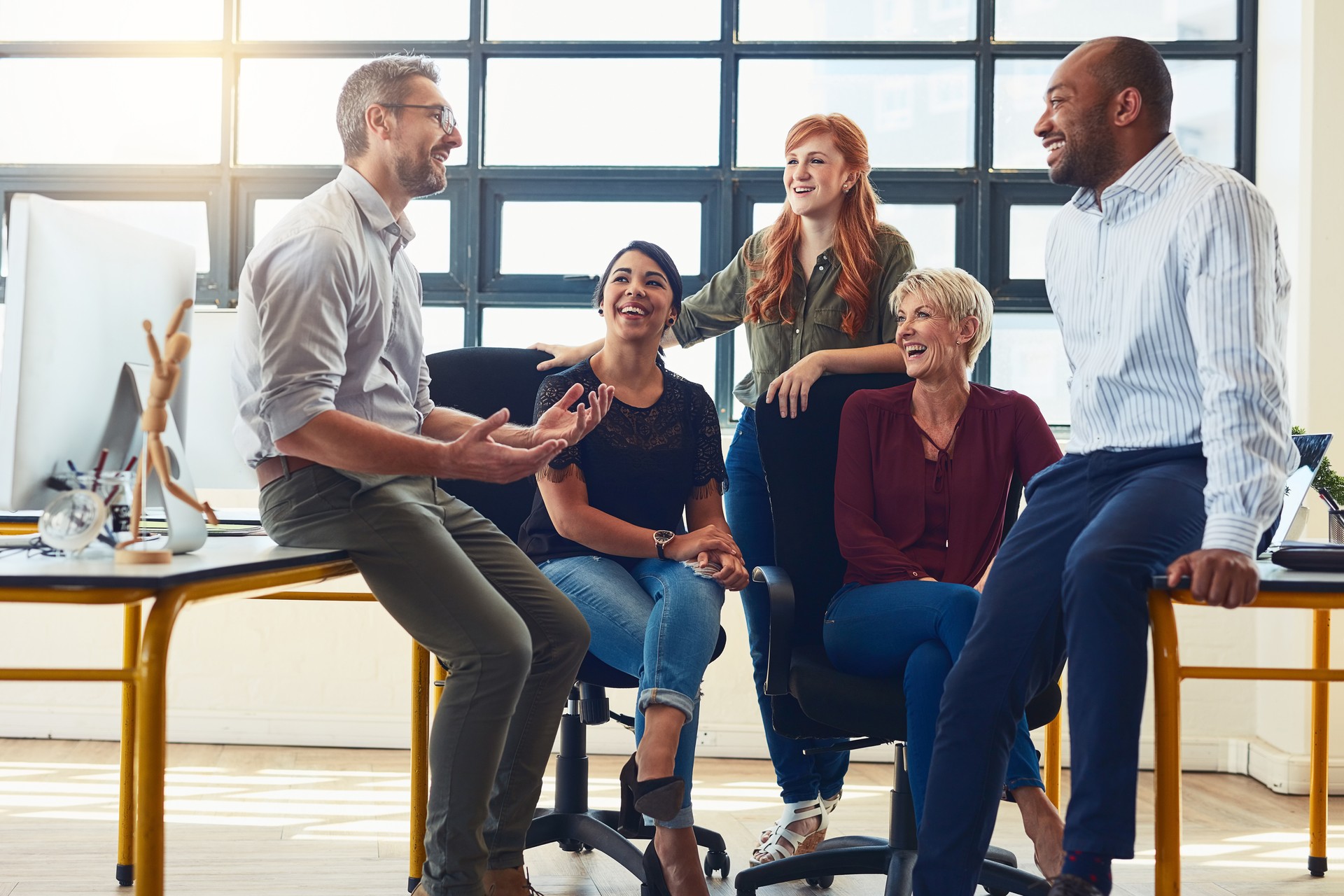 Groupe dynamique entraînant la confiance en soi et le charisme en racontant une histoire